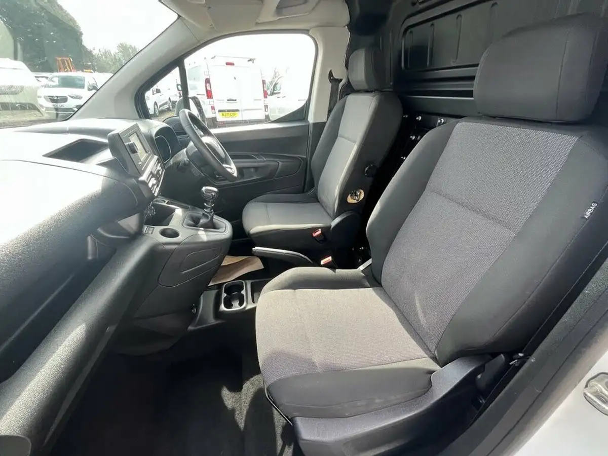 2022-toyota-proace-city-15d-active-big-12