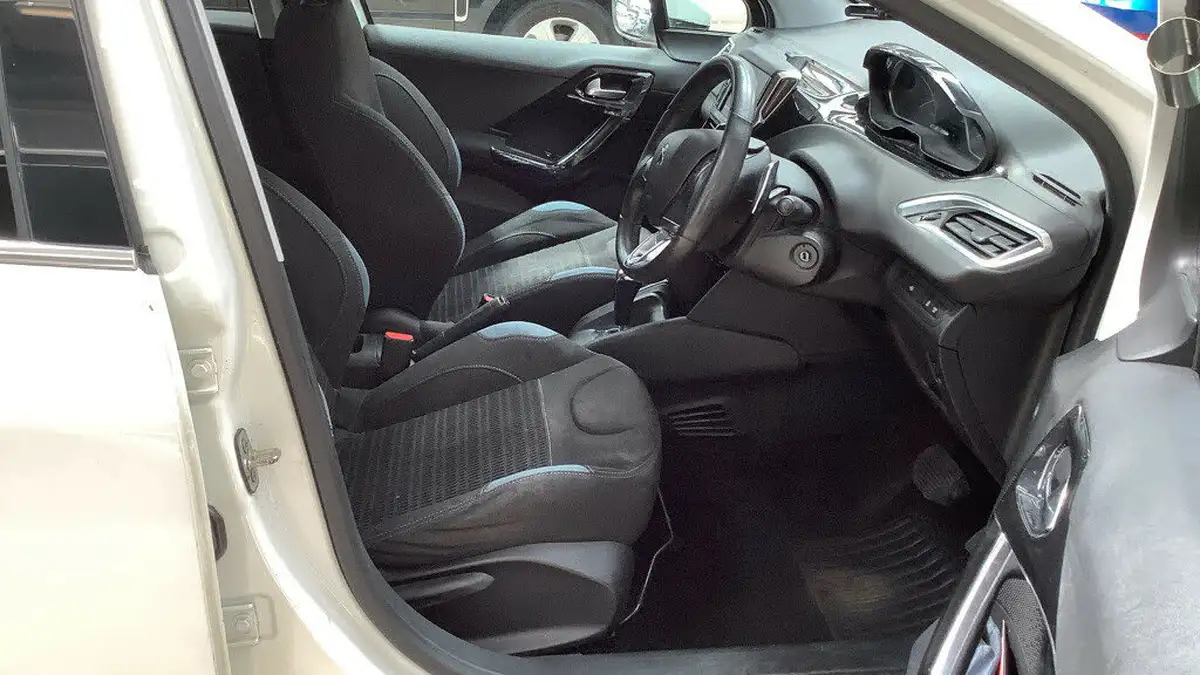 2013-peugeot-208-14td-allure-14e-hdi-ss-5d-egc-big-1