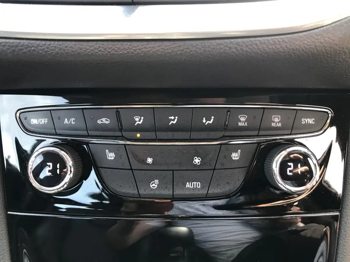 2017-vauxhall-astra-16cdti-elite-nav-110ps-hatchback-big-15
