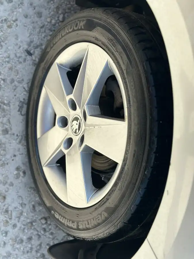 2014-skoda-octavia-16tdi-se-estate-big-51