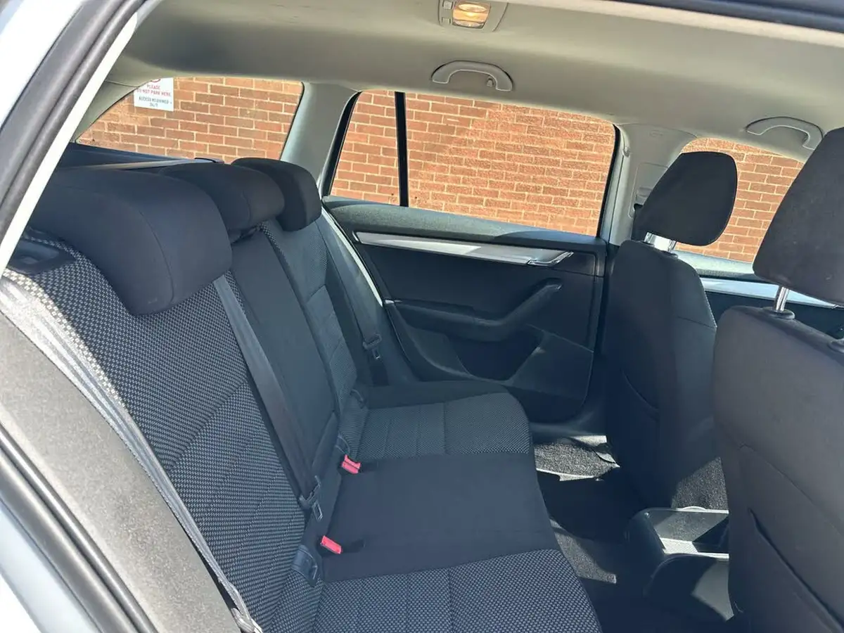 2014-skoda-octavia-16tdi-se-estate-big-23