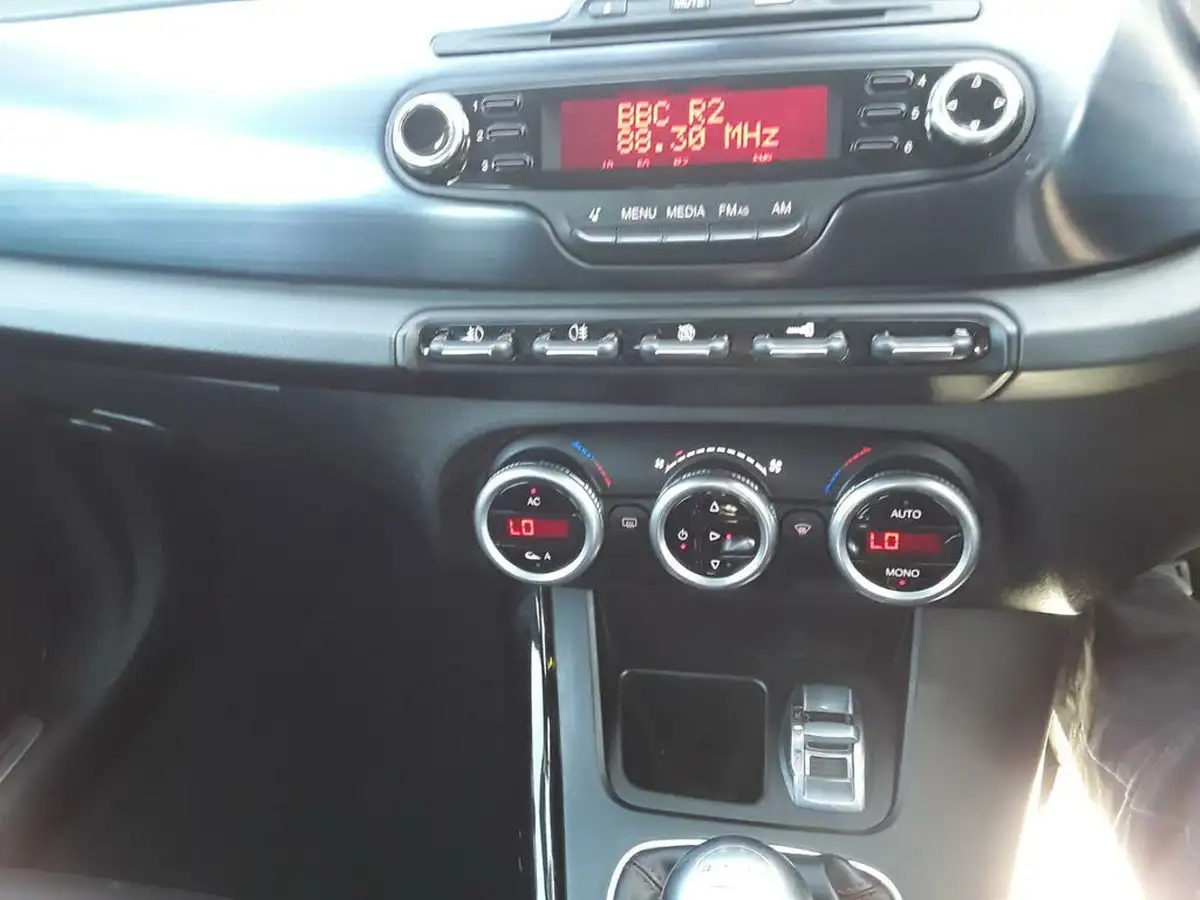 2011-alfa-romeo-giulietta-20td-veloce-170bhp-big-15