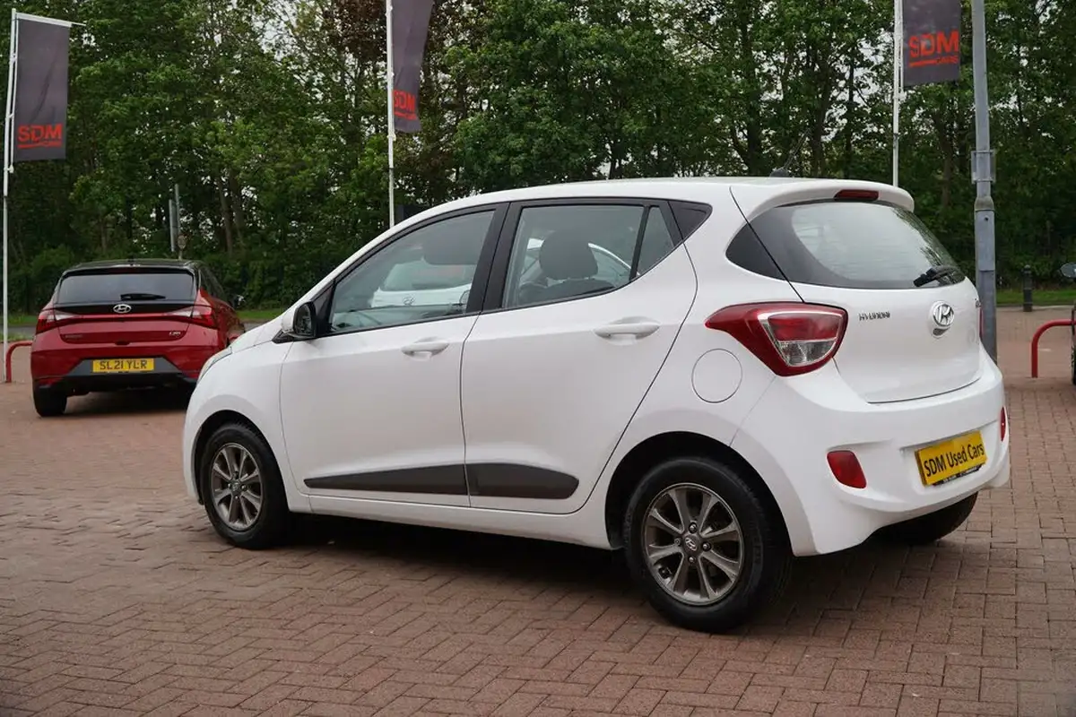 2014-hyundai-i10-10-premium-big-3