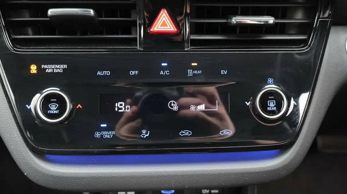 2021-hyundai-ioniq-e-premium-se-electric-100kw-big-12
