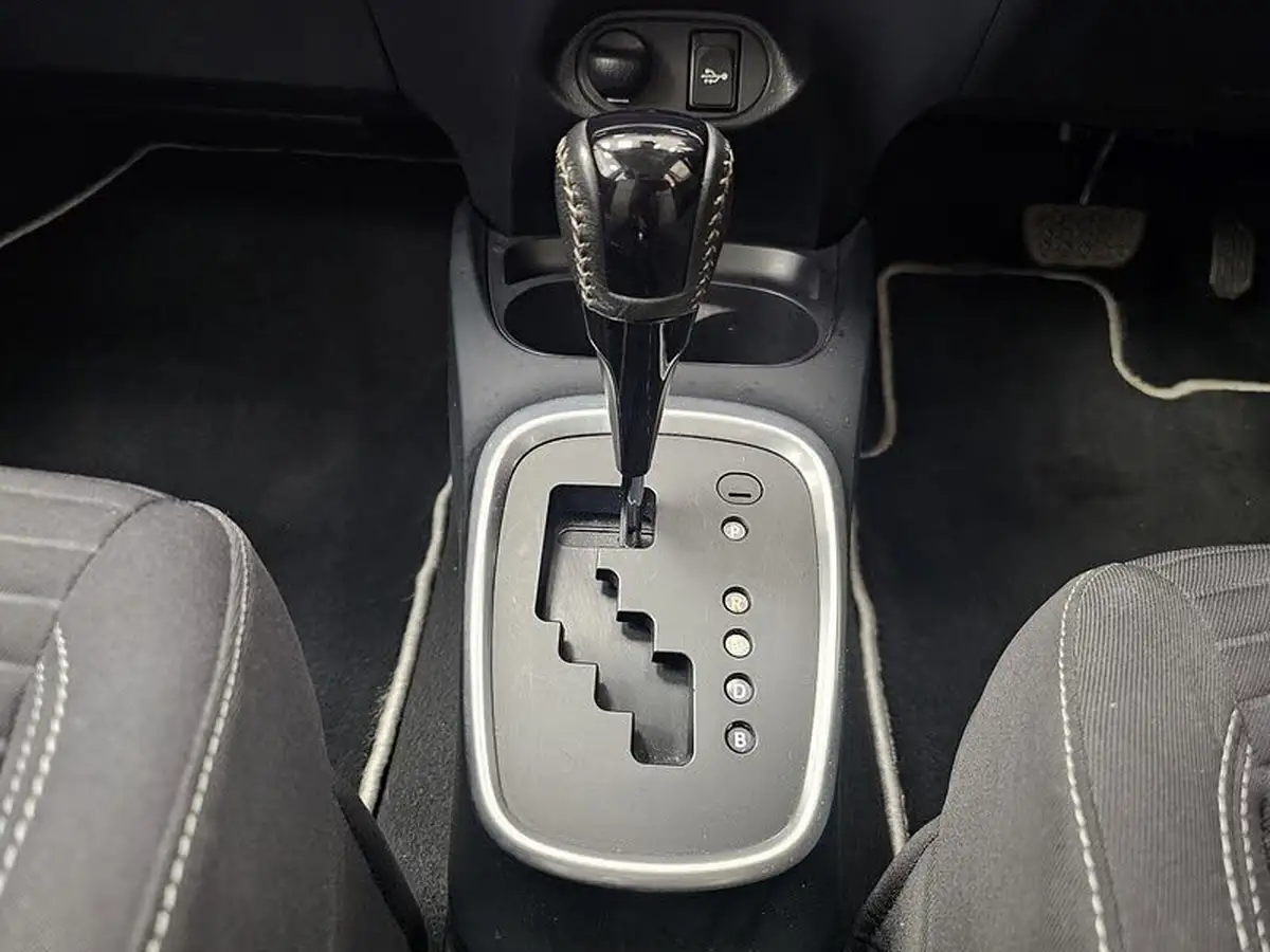 2017-toyota-yaris-15-vvt-i-icon-tech-98bhp-hybrid-1497cc-e-cvt-big-24