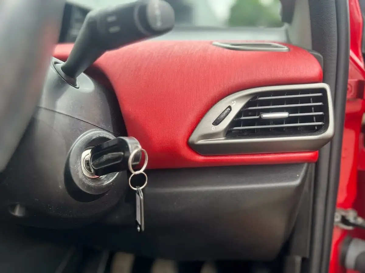 2014-chrysler-ypsilon-12-blackred-big-17