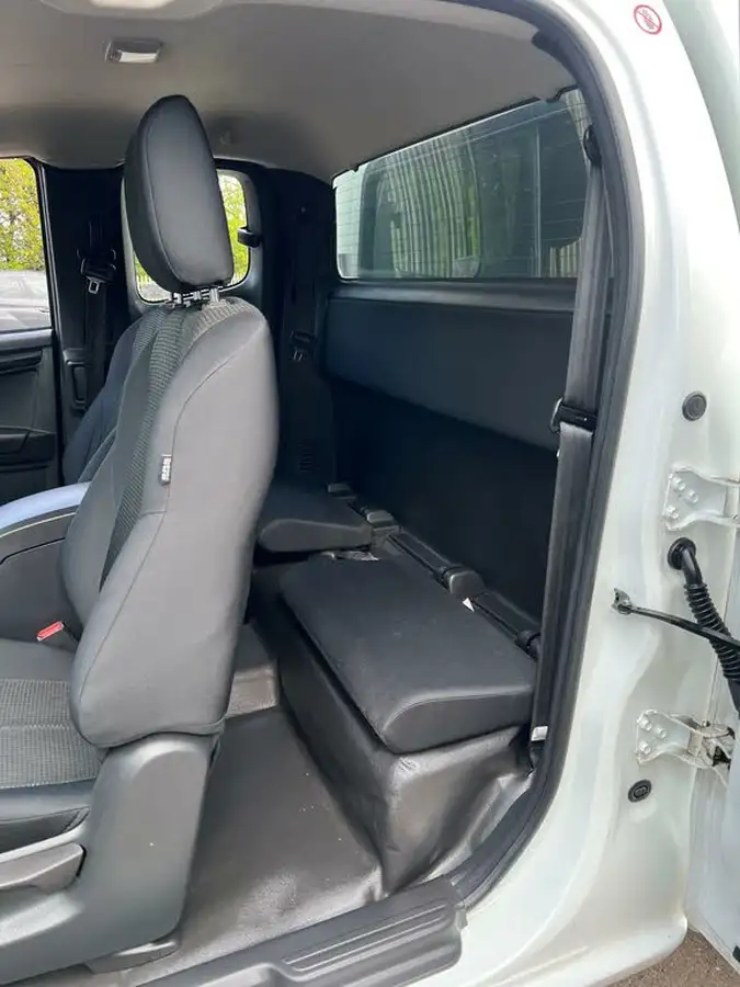 2019-isuzu-d-max-19td-utility-4x4-extended-pick-up-big-21