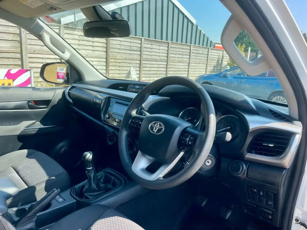 2021-toyota-hi-lux-24d-4d-active-150hpeu6dt-e-double-pick-up-big-14