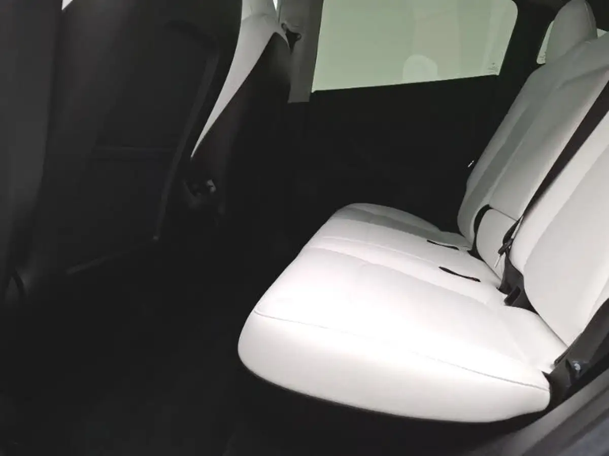 2022-tesla-model-y-e-long-range-big-5