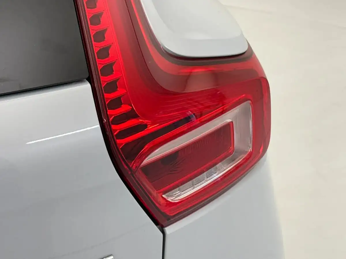 2021-volvo-xc40-e-p8-first-edition-big-33