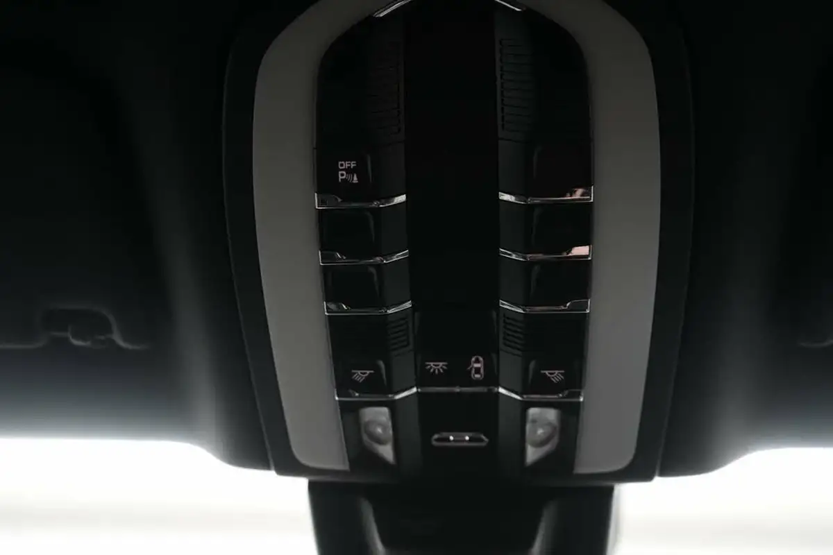 2015-porsche-macan-20-big-43