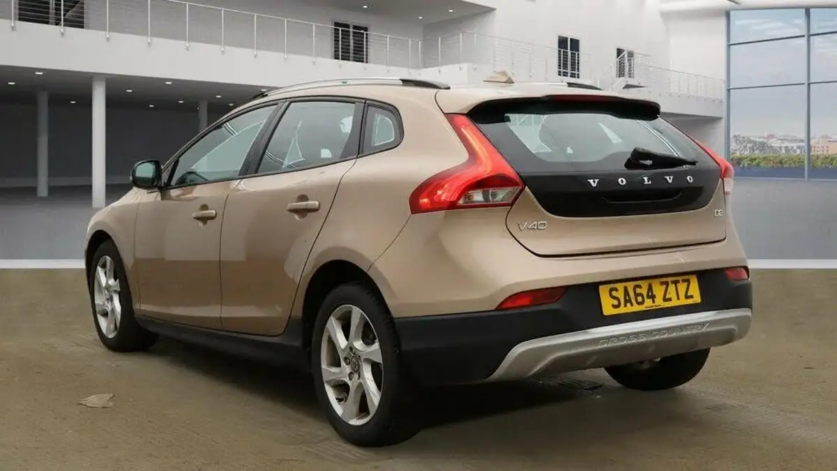 2014-volvo-v40-16td-d2-cross-country-lux-big-8