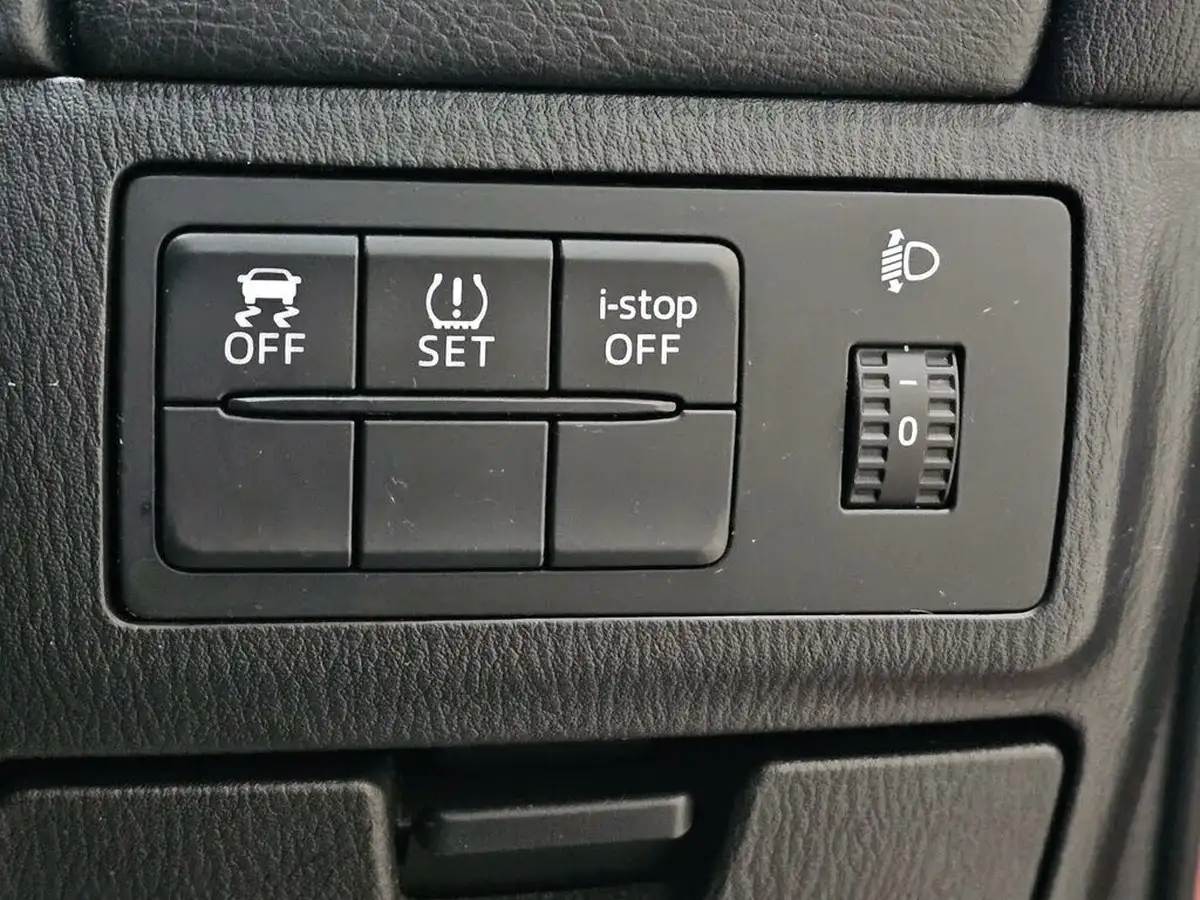2016-mazda-mazda6-20-se-nav-big-18