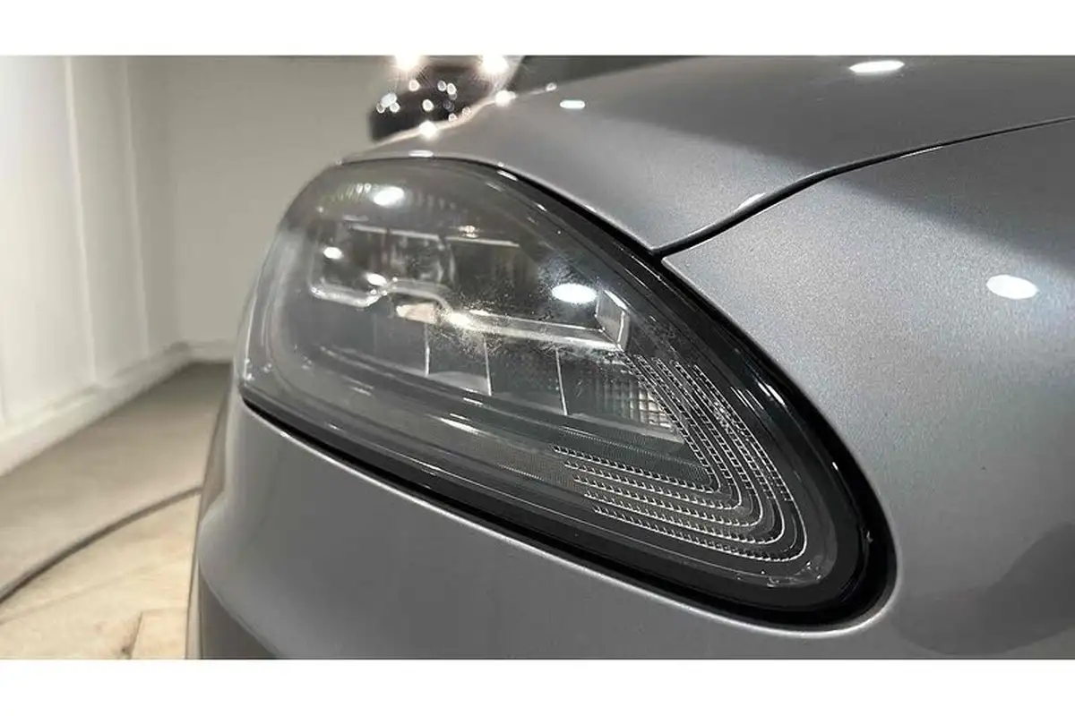2023-jaguar-e-pace-15-p300e-r-dynamic-black-big-17
