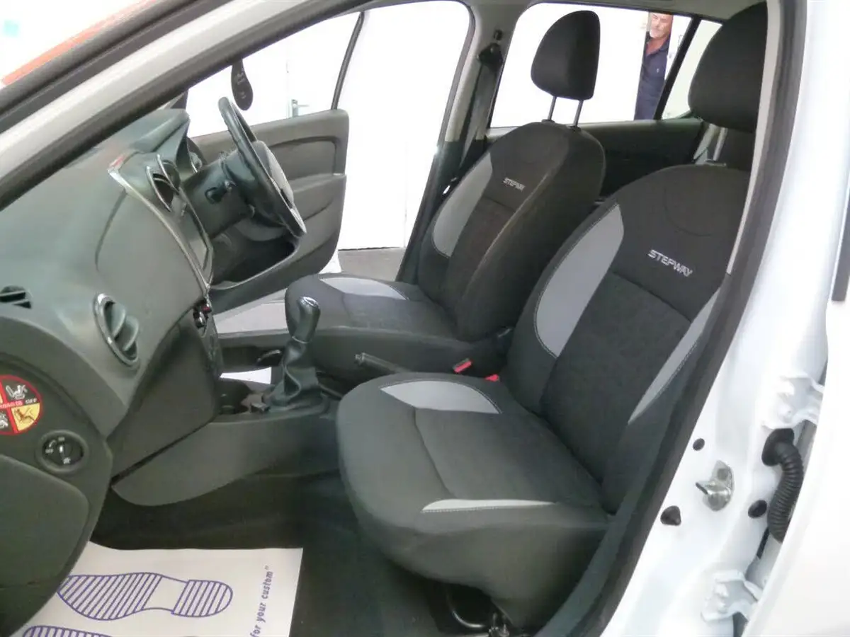 2015-dacia-sandero-stepway-09-laureate-big-14