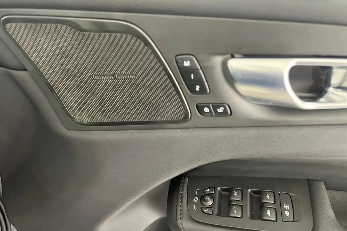 2024-volvo-xc60-20-b5-plus-big-28