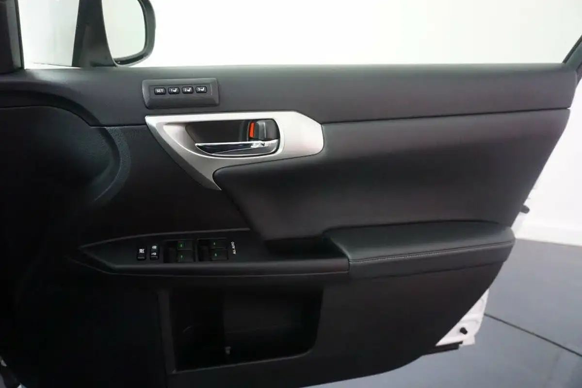 2012-lexus-ct-200h-18-f-sport-big-17