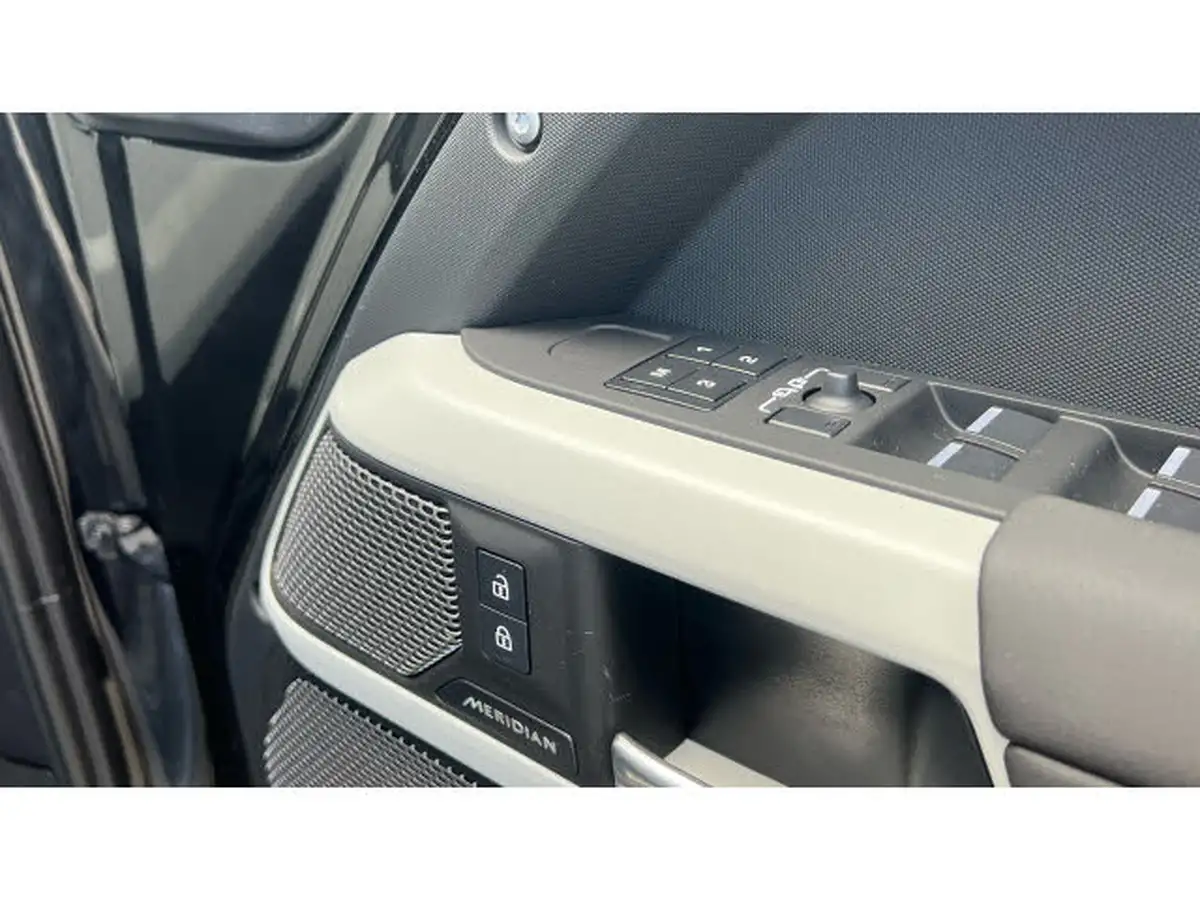 2024-land-rover-110-defender-30-d250-xs-edition-big-35