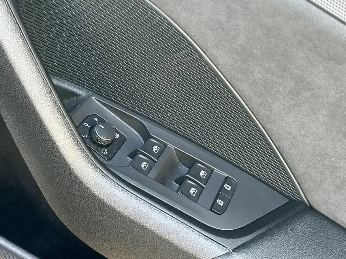 2021-skoda-octavia-20tdi-vrs-4x4-hatchback-big-24