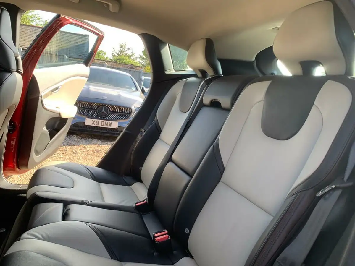 2015-volvo-v40-20td-d2-cross-country-lux-nav-geartronic-big-38