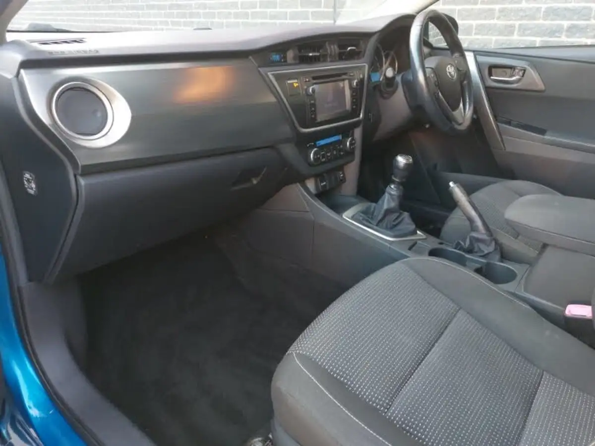 2013-toyota-auris-16-icon-hatchback-big-4