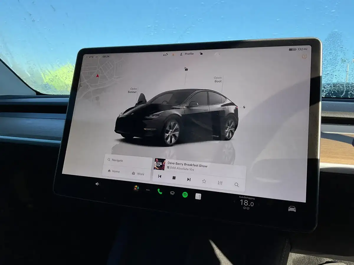 2022-tesla-model-y-e-long-range-big-28