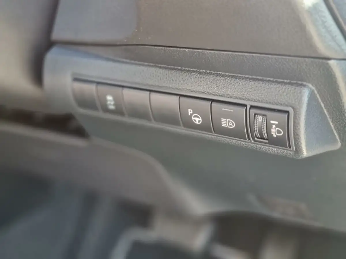 2020-toyota-corolla-18-vvt-i-excel-trk-hatchback-big-15