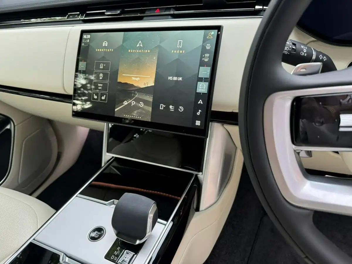 2024-land-rover-range-rover-30-p460e-se-big-18