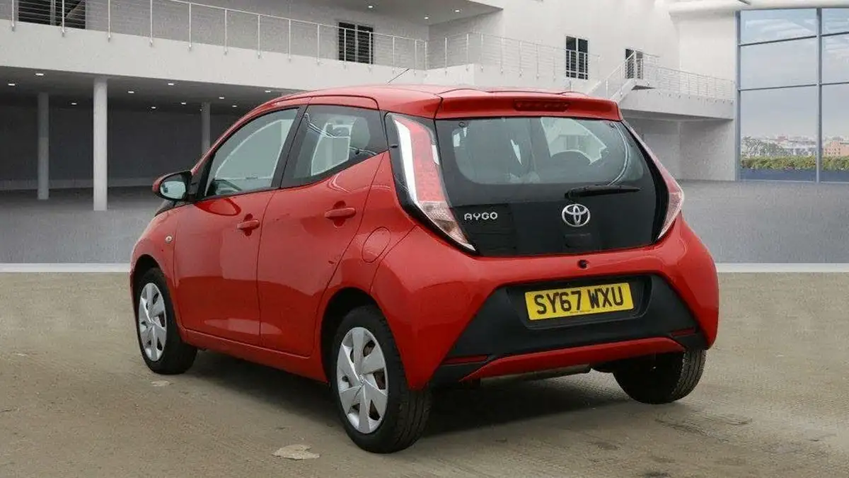 2017-toyota-aygo-10-vvt-i-x-play-71bhp-5d-big-3