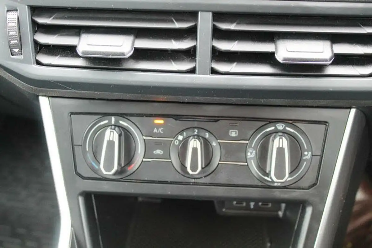 2023-volkswagen-polo-10-tsi-life-big-23