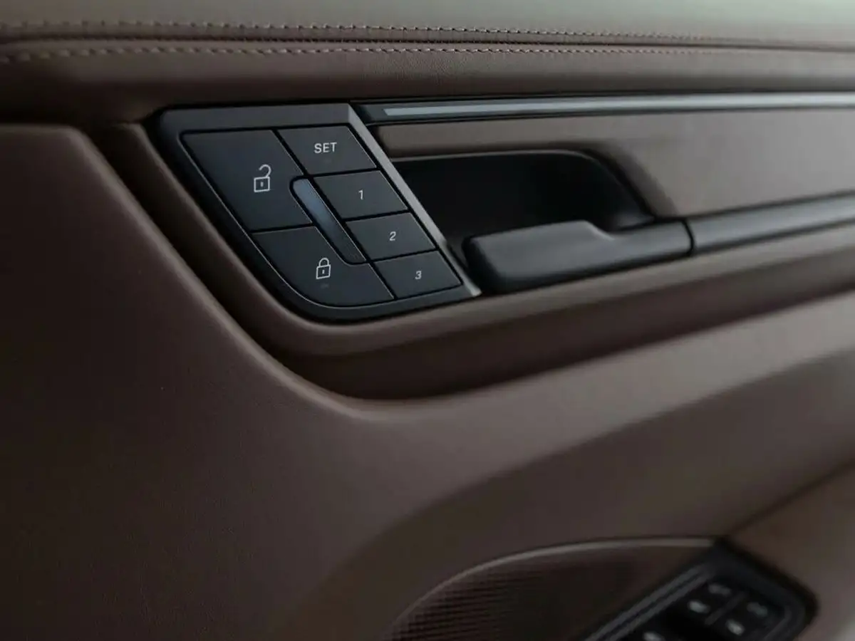 2024-porsche-macan-e-turbo-electric-big-38