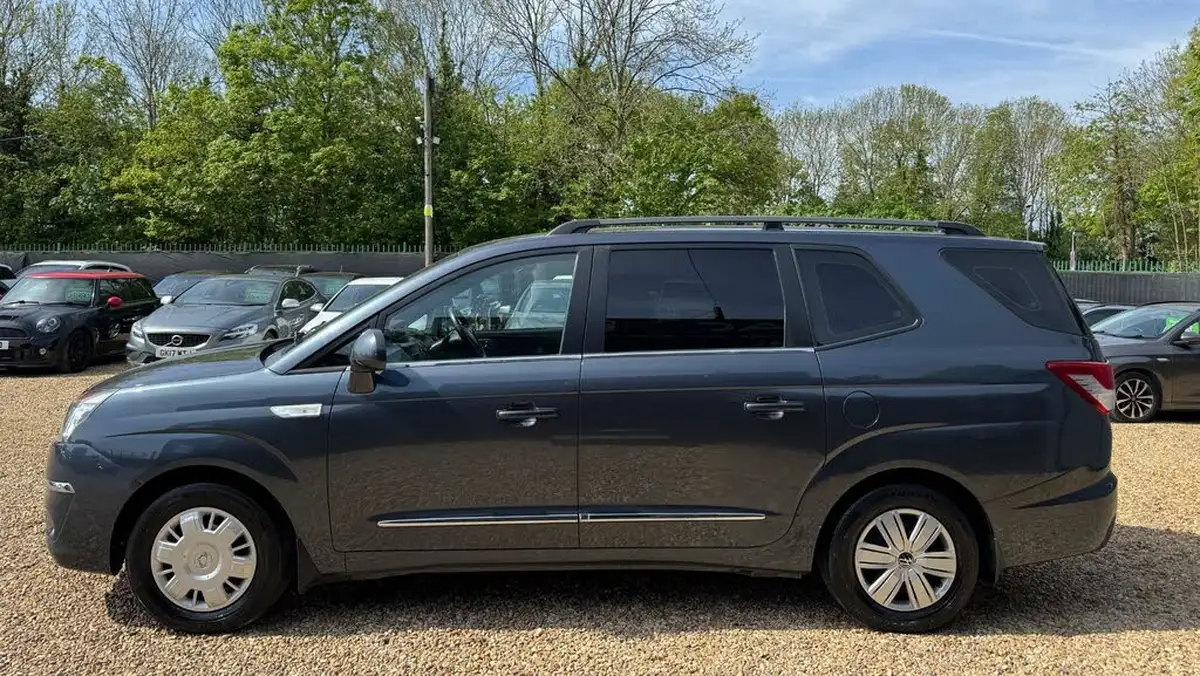 2017-kgm-ssangyong-turismo-22td-se-big-7