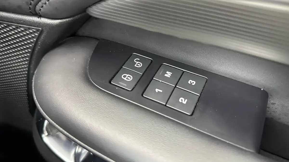 2019-land-rover-discovery-30-sd6-hse-luxury-big-22