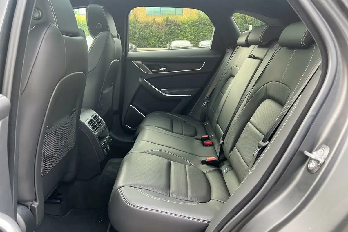 2024-jaguar-f-pace-20-d200-r-dynamic-hse-black-big-30