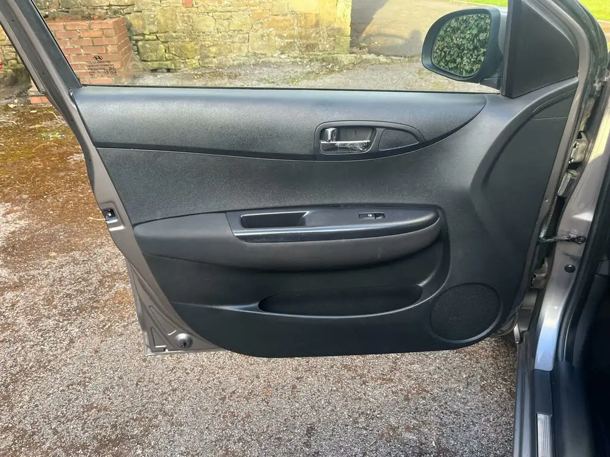 2012-hyundai-i20-14-style-99bhp-big-9