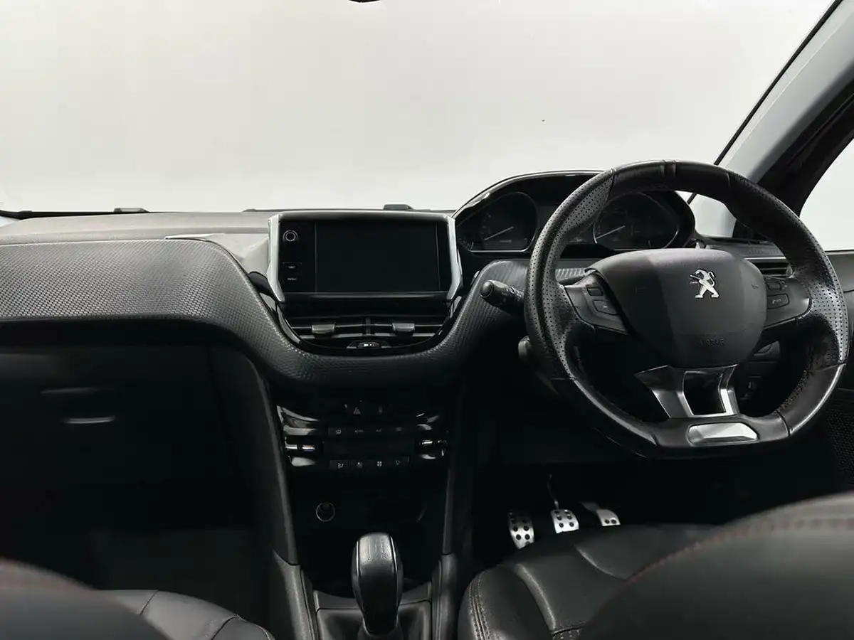 2016-peugeot-208-12-puretech-gt-line-5d-big-17