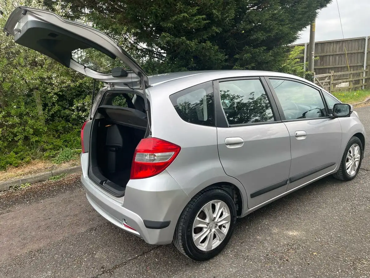 2012-honda-jazz-14-es-big-10