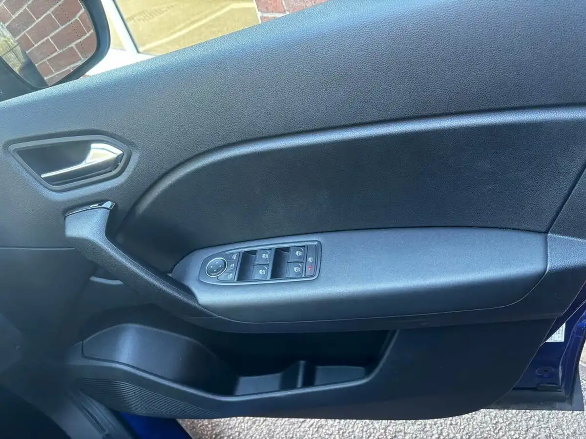 2020-renault-captur-10-tce-play-100bhp-big-17