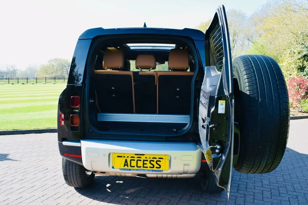 2023-land-rover-90-defender-30-d250-hse-big-4