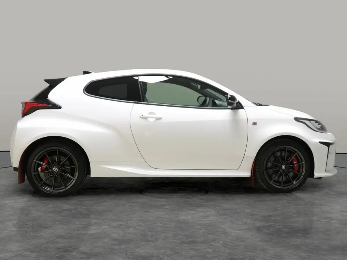 2021-toyota-yaris-16-gr-circuit-pack-big-9