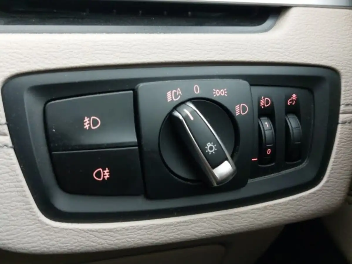2020-bmw-x1-20-sdrive-20i-xline-big-16