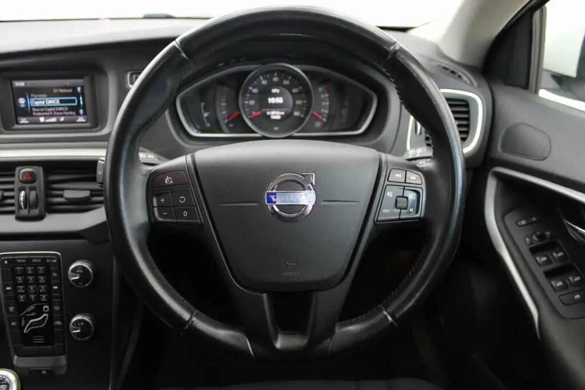 2013-volvo-v40-16-t2-es-big-19