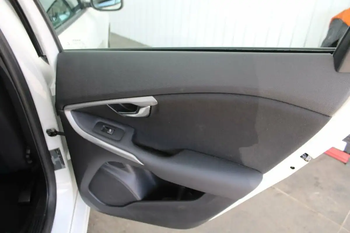2013-volvo-v40-16-t2-es-big-15