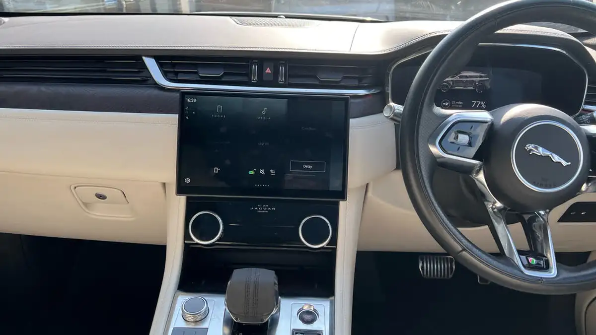 2021-jaguar-f-pace-20-p400e-hse-big-23