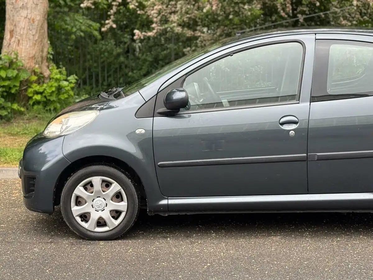 2012-peugeot-107-10-urban-5d-big-12
