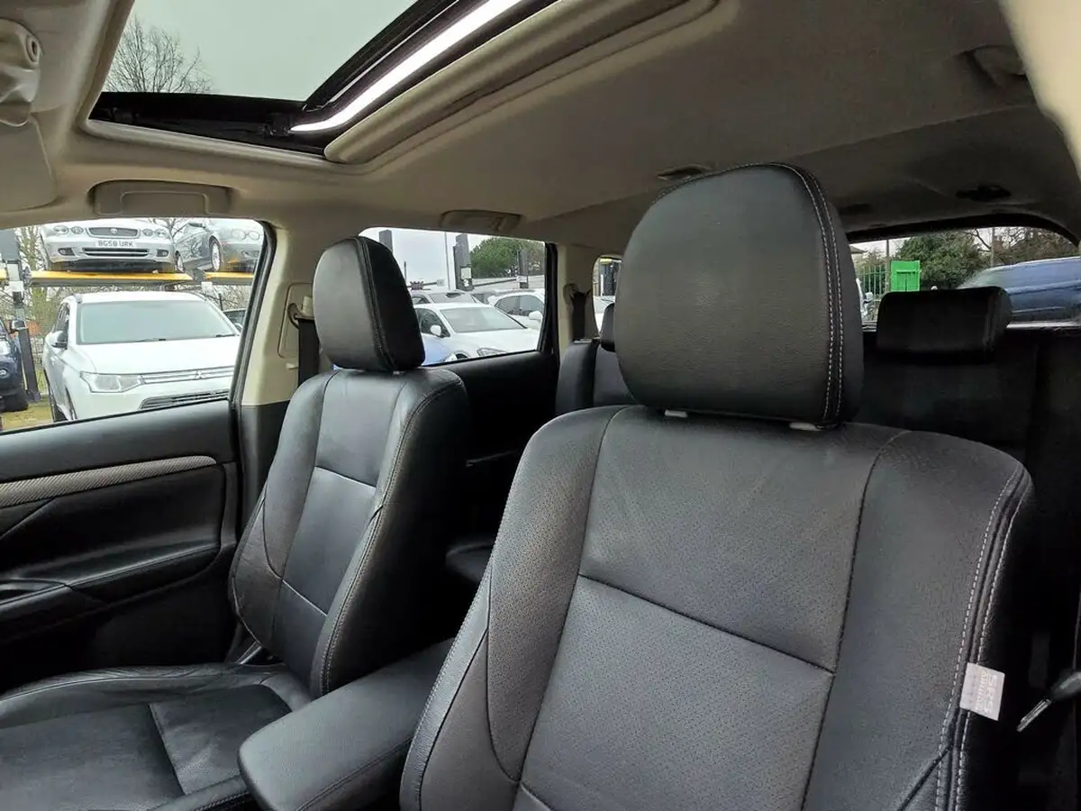 2014-mitsubishi-outlander-22di-d-gx4-big-40