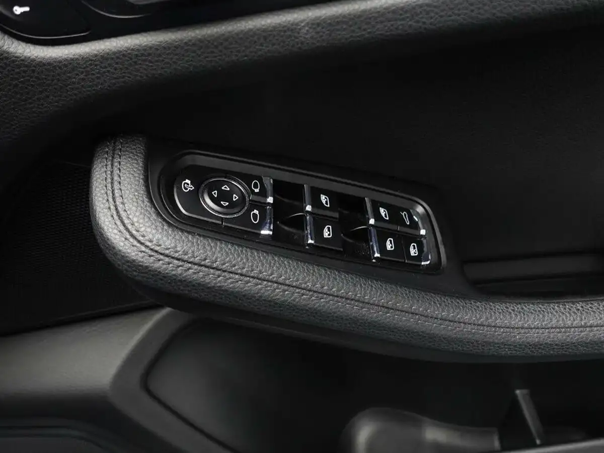 2018-porsche-macan-20-252ps-ss-big-35