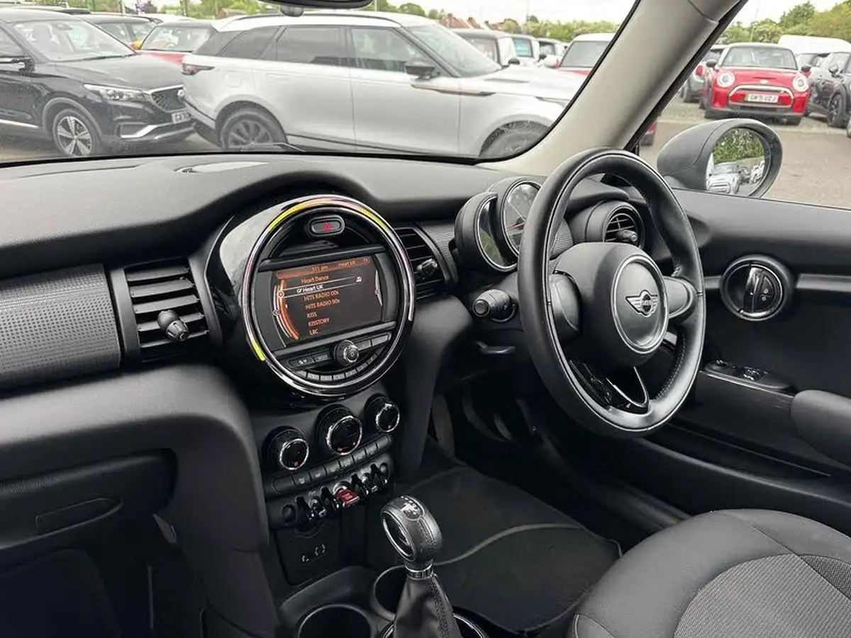 2016-mini-cooper-12-one-3d-auto-big-8