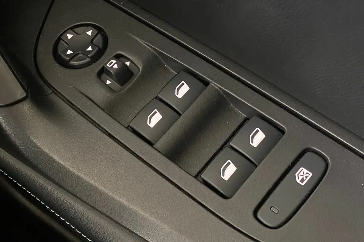 2021-peugeot-2008-suv-12-puretech-allure-130bhp-eat8-big-37