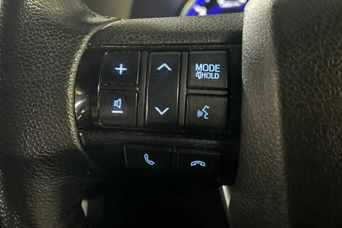 2018-toyota-hi-lux-24d-invincible-ss-auto-big-7